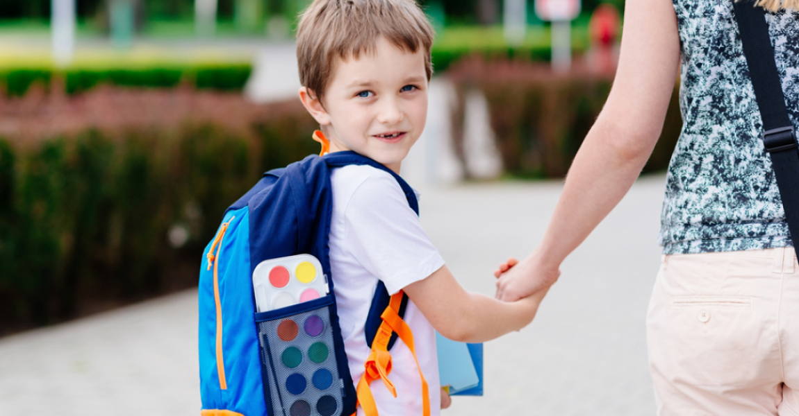 A mochila e as costas das crianças