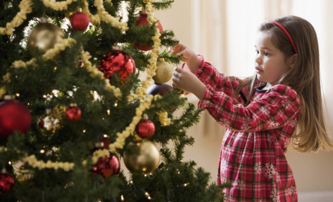 4 maneiras de incluir as crianças nos preparativos de Natal