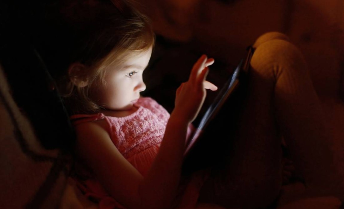 Celulares e tablets podem atrapalhar o sono das crianças