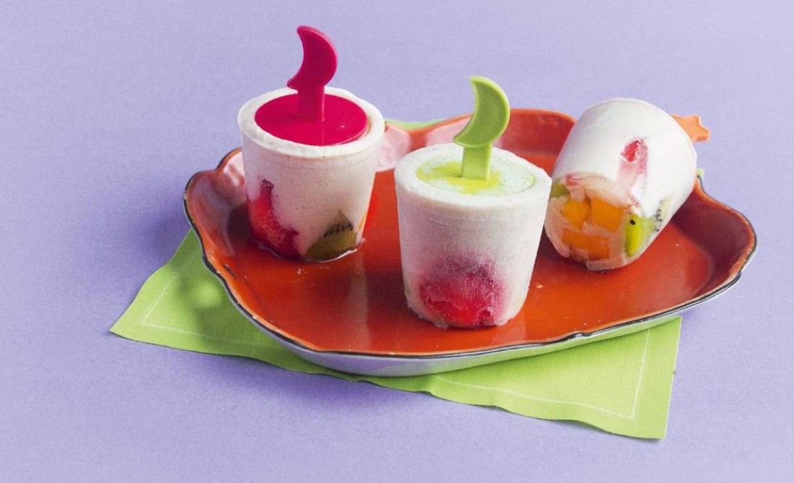 Copinhos de frutas e iogurte