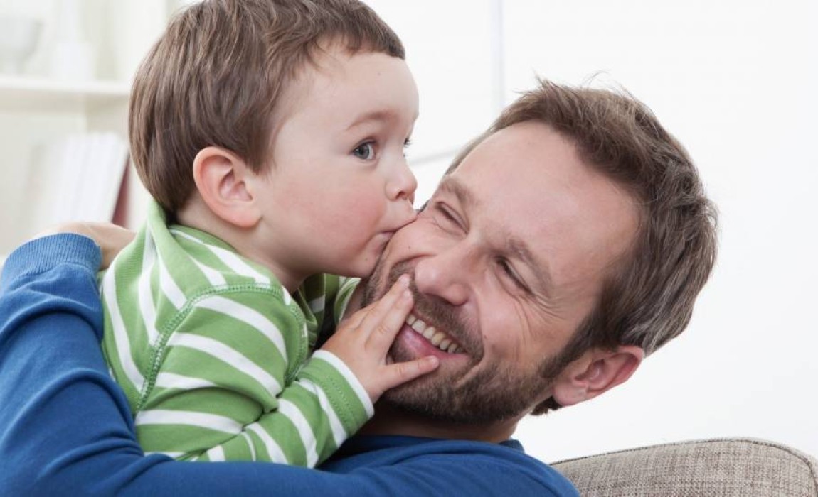 Envolvimento do pai desde cedo traz benefícios ao desenvolvimento dos bebês