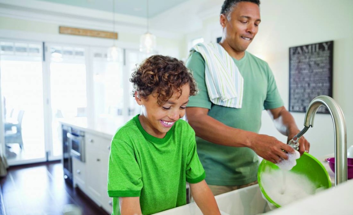 Por que as crianças estão ajudando menos nas tarefas domésticas?